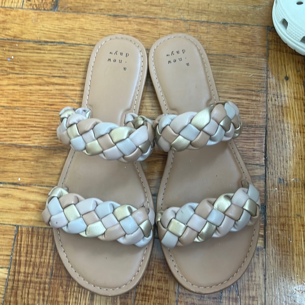 A new day women’s sandals size 7 1/2
